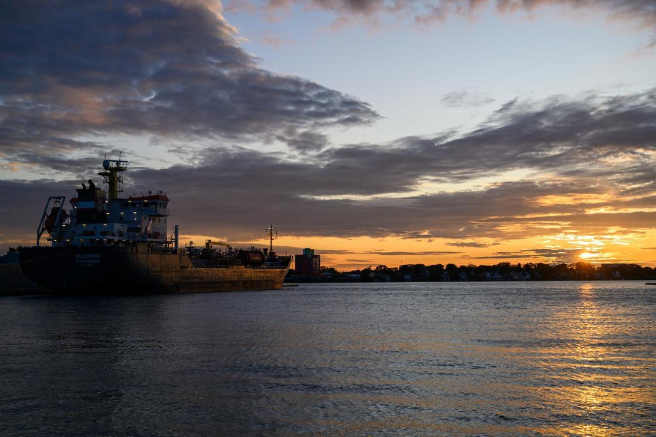 Days Inn By Wyndham Sarnia Harbourfront Bagian luar foto