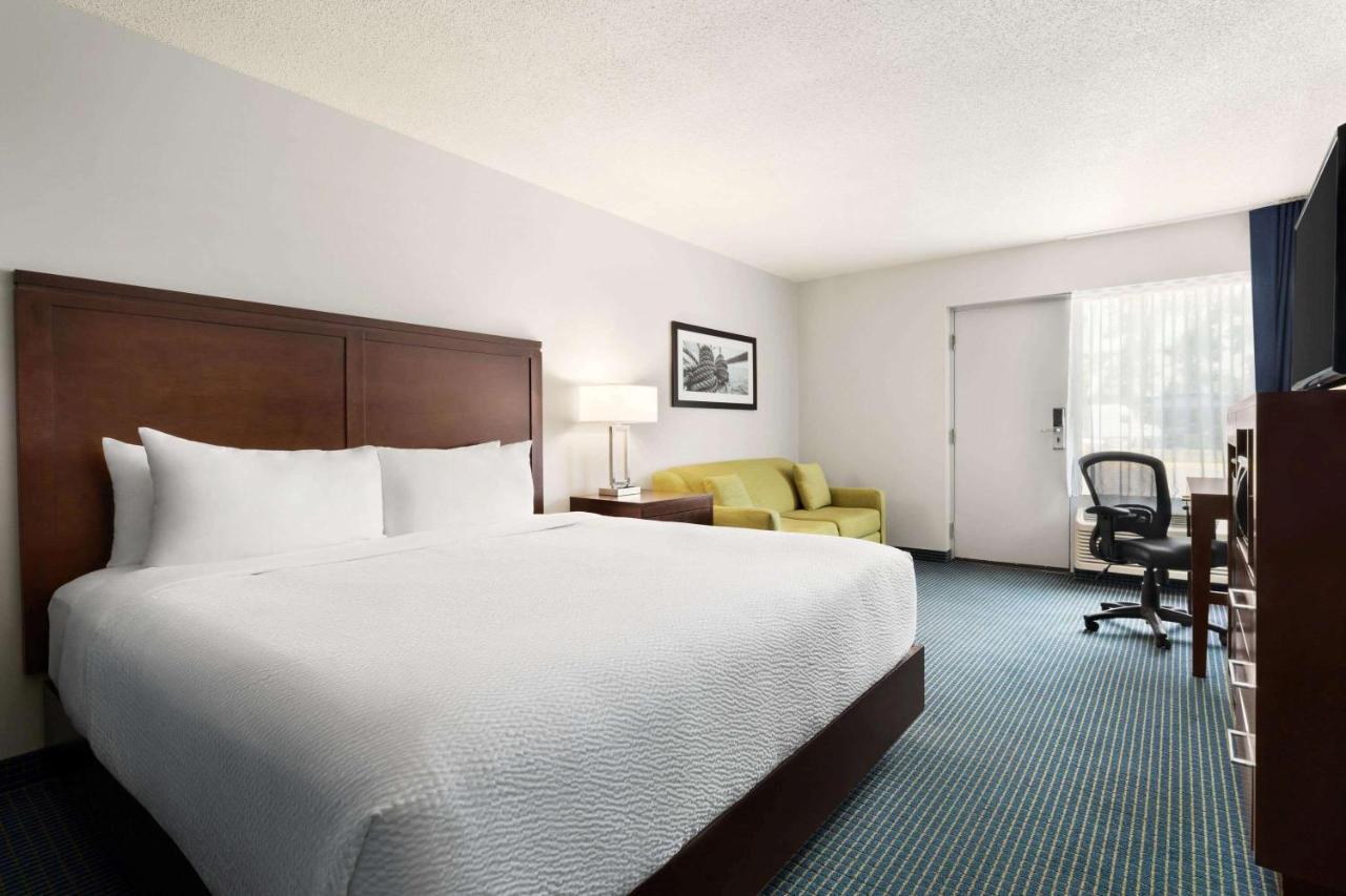 Days Inn By Wyndham Sarnia Harbourfront Bagian luar foto