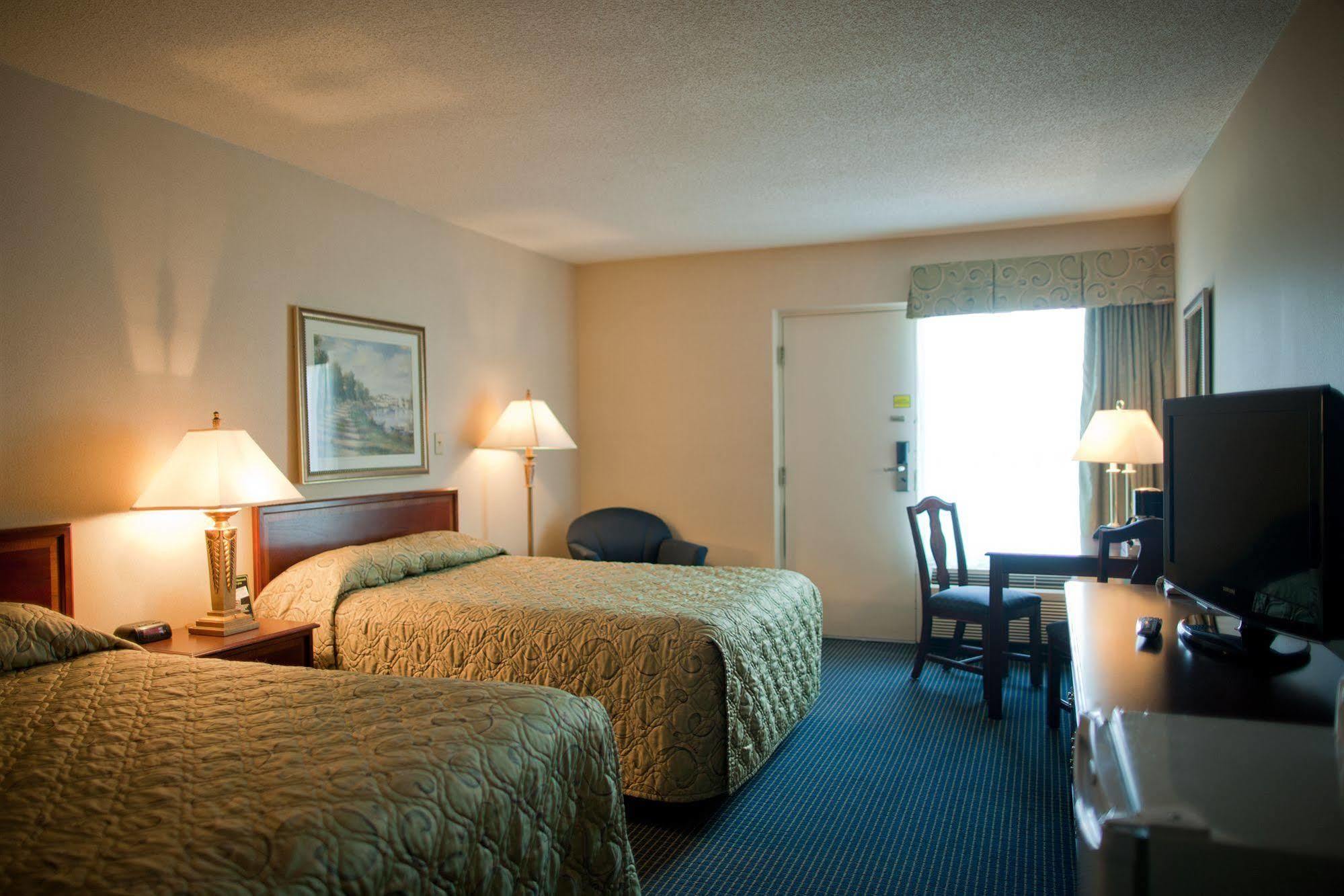 Days Inn By Wyndham Sarnia Harbourfront Bagian luar foto